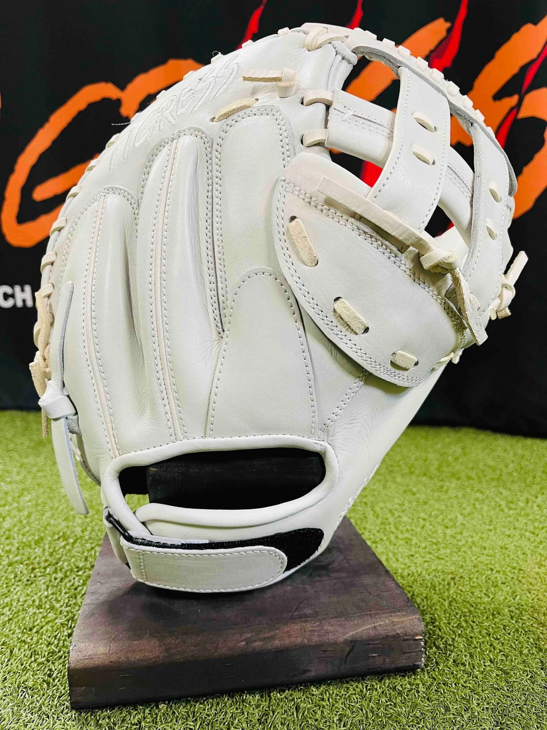 CUB 33" WHITEOUT CATCHER'S MITT RHT