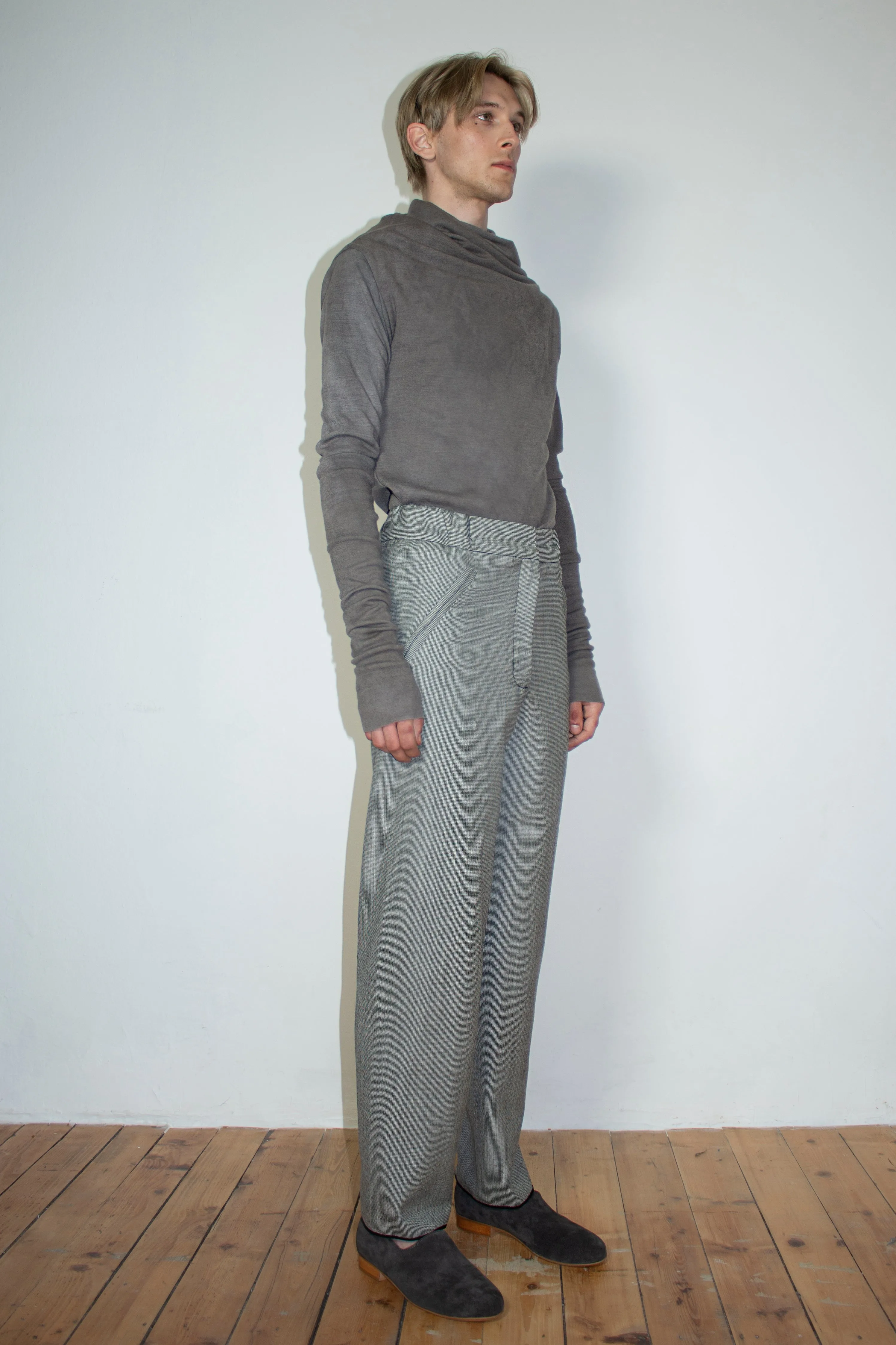 One-seam cigarette wool trousers