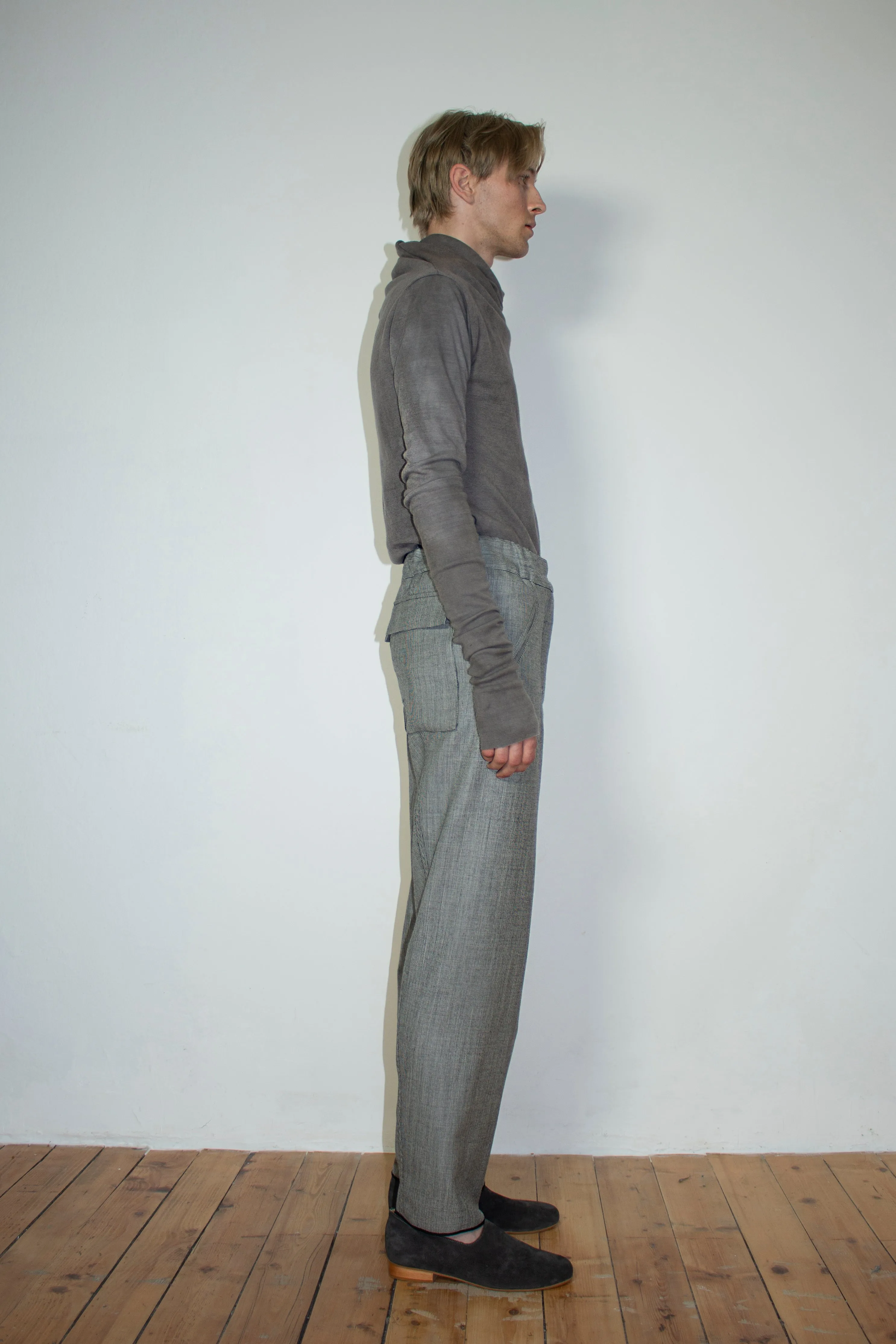 One-seam cigarette wool trousers