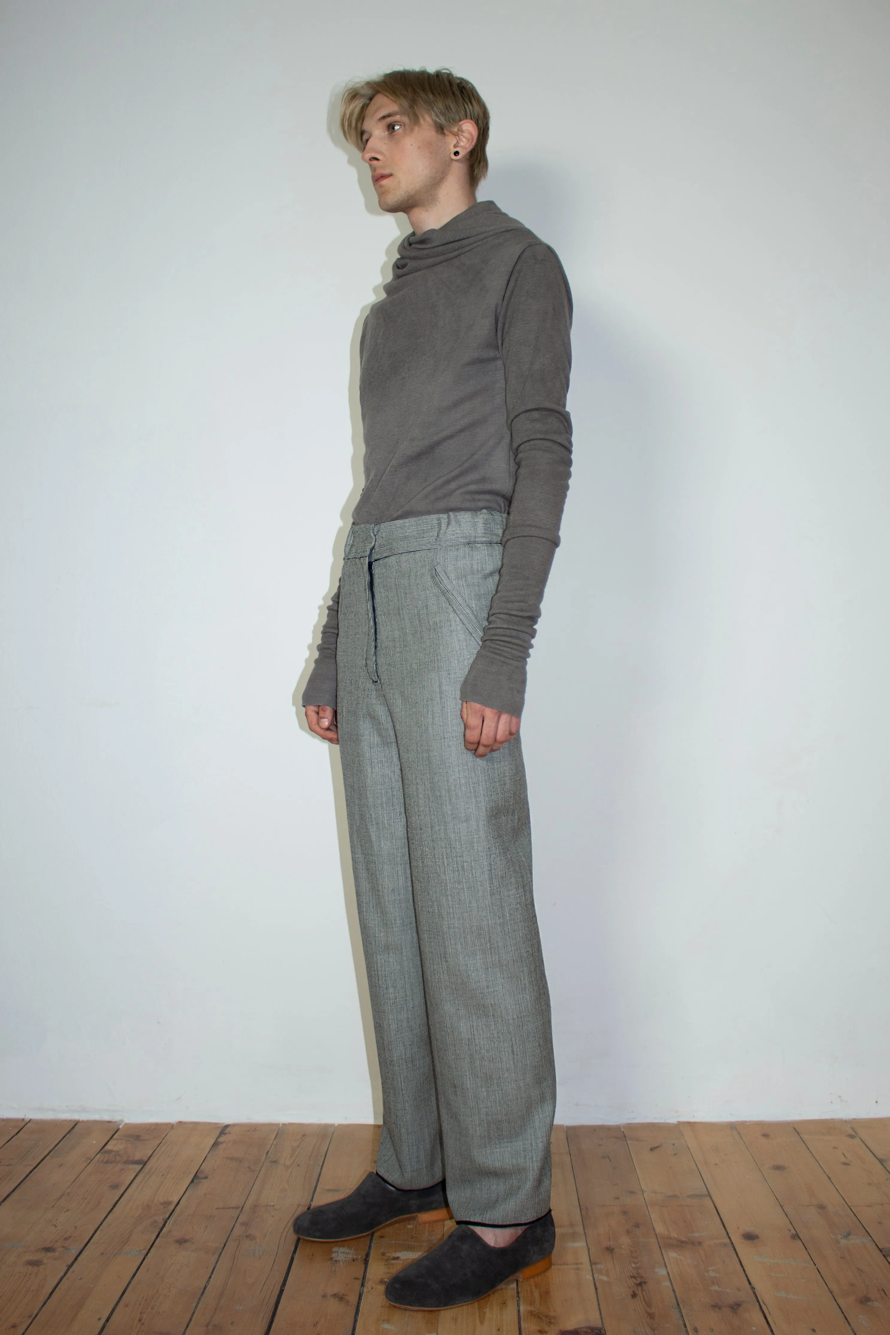 One-seam cigarette wool trousers